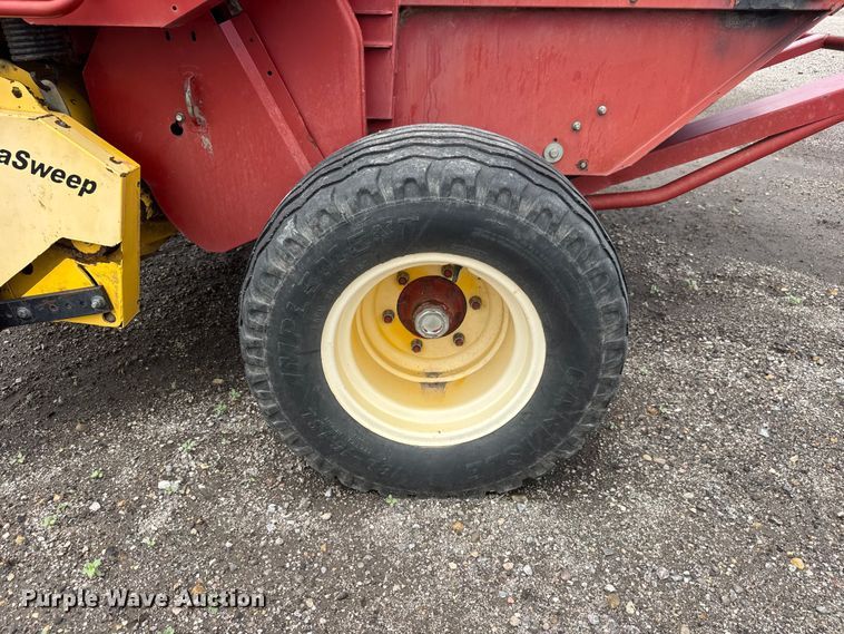 image for item NJ9123 New Holland BR780A round baler