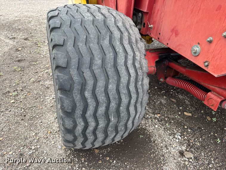 image for item NJ9123 New Holland BR780A round baler