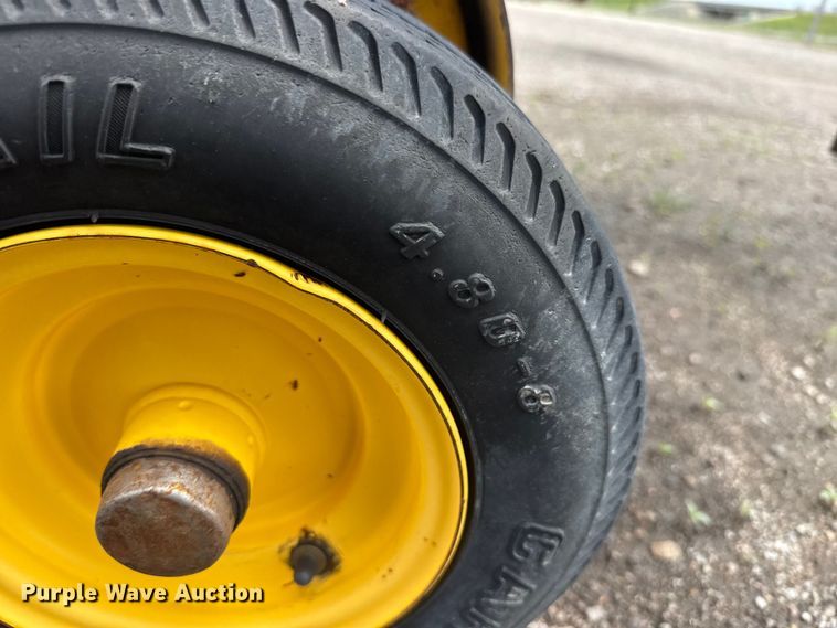 image for item NJ9123 New Holland BR780A round baler