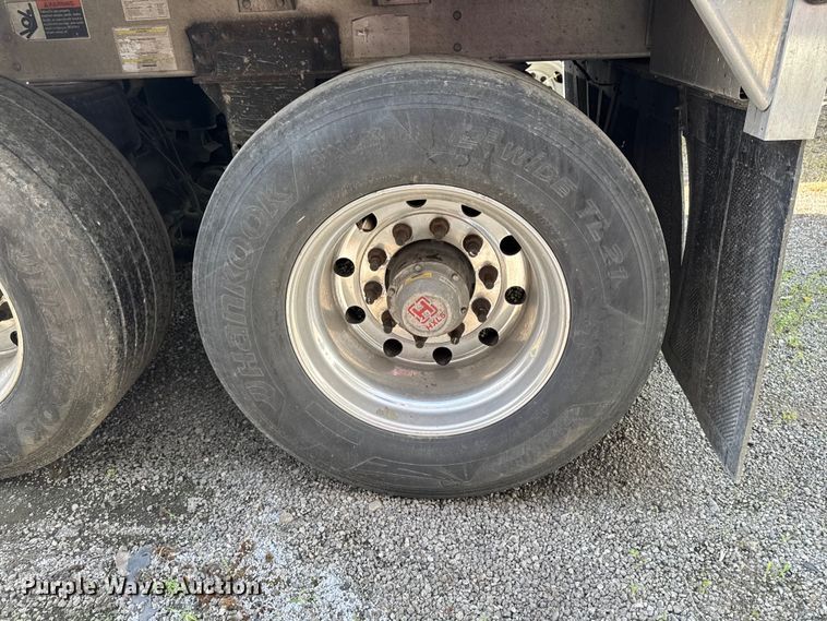 image for item YA3733 2023 Wilson DWH-700 grain trailer