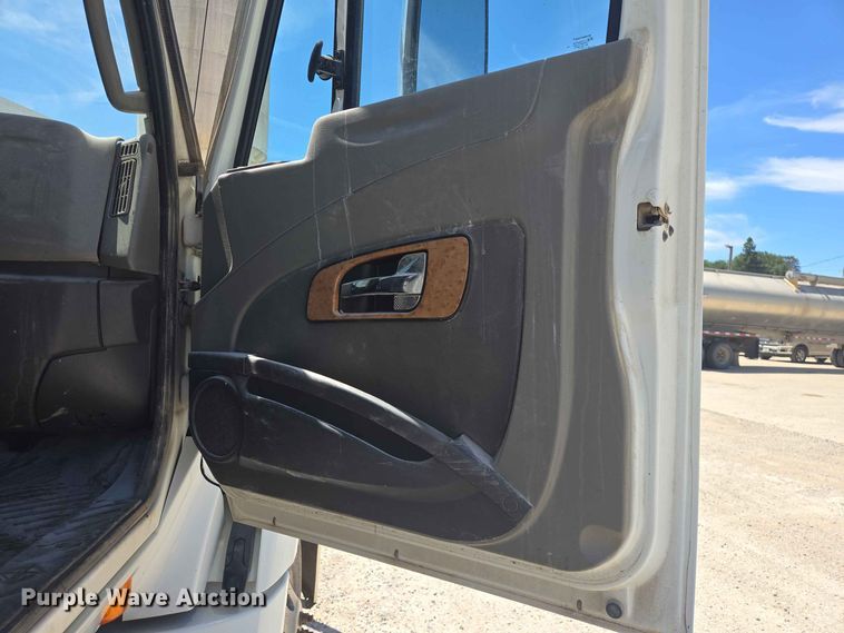 image for item DP8979 2015 International ProStar semi truck