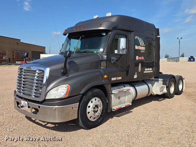 image for item DQ0004 2014 Freightliner Cascadia semi truck