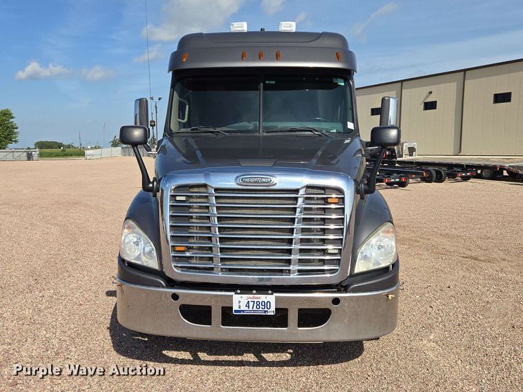 image for item DQ0004 2014 Freightliner Cascadia semi truck