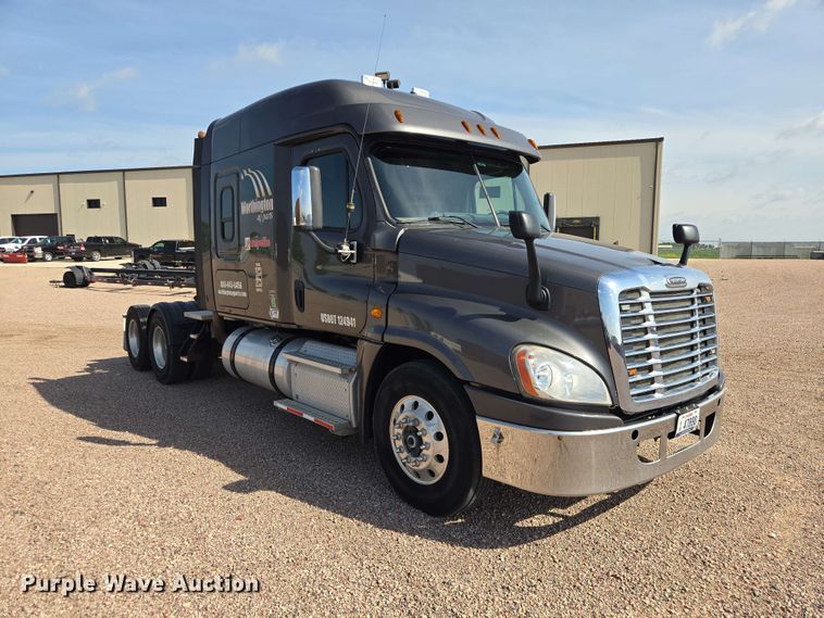 image for item DQ0004 2014 Freightliner Cascadia semi truck