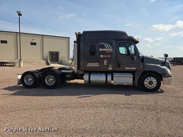 image for item DQ0004 2014 Freightliner Cascadia semi truck