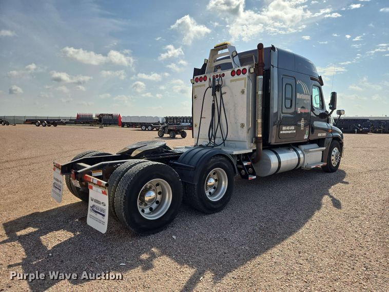 image for item DQ0004 2014 Freightliner Cascadia semi truck