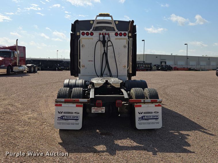 image for item DQ0004 2014 Freightliner Cascadia semi truck