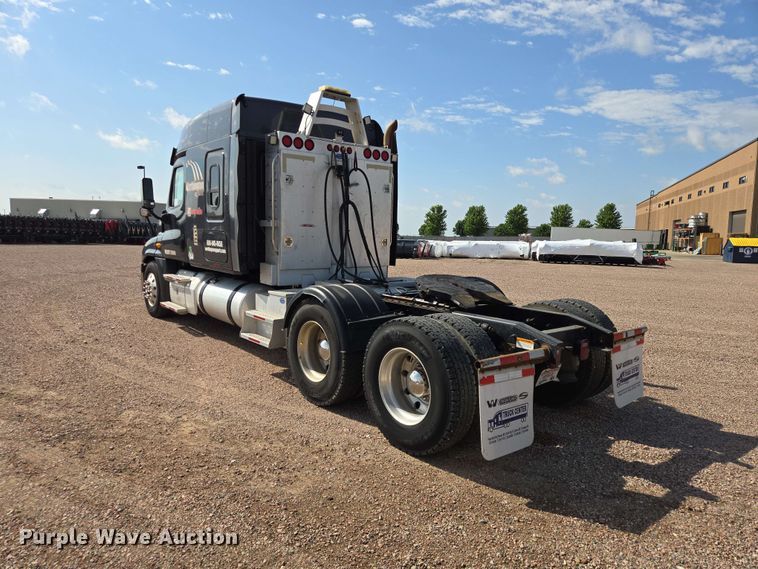 image for item DQ0004 2014 Freightliner Cascadia semi truck