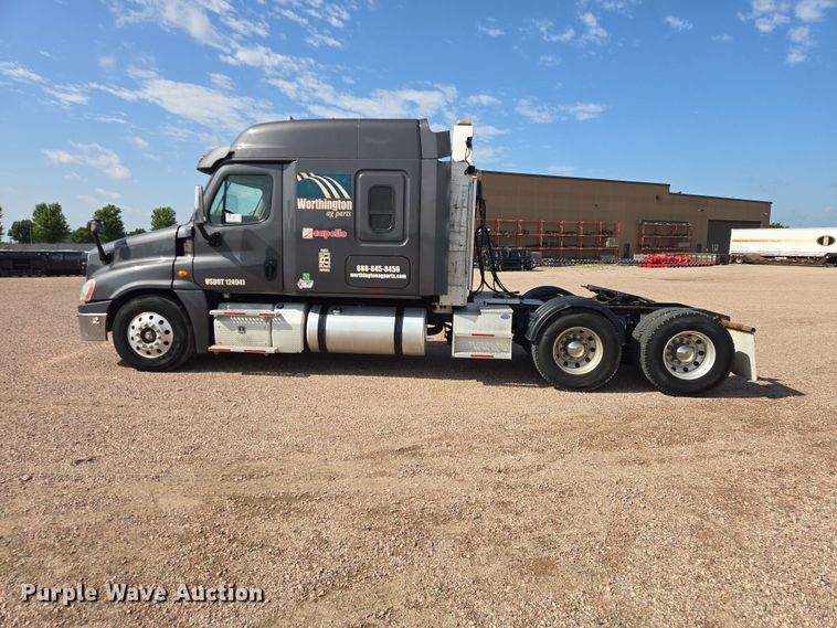 image for item DQ0004 2014 Freightliner Cascadia semi truck