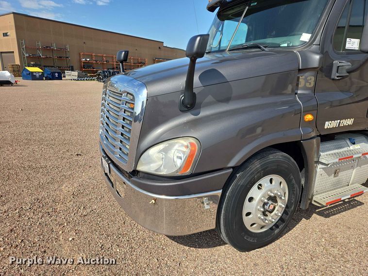 image for item DQ0004 2014 Freightliner Cascadia semi truck