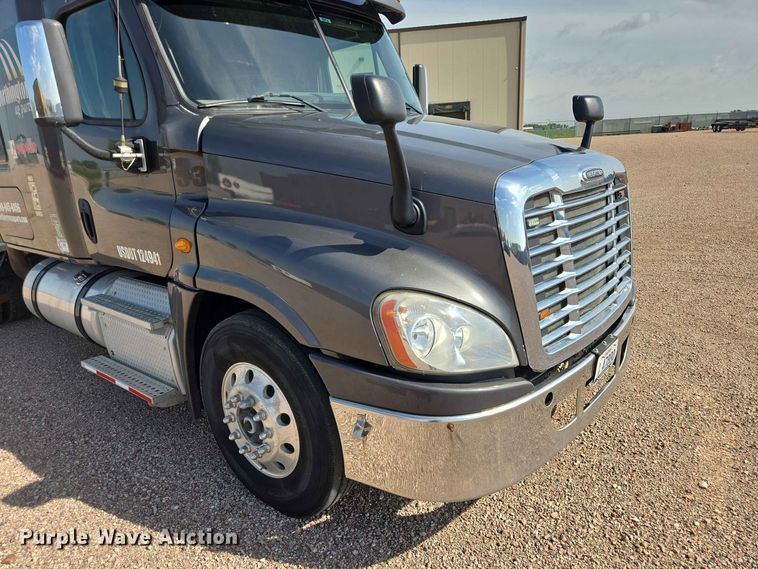 image for item DQ0004 2014 Freightliner Cascadia semi truck