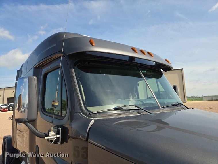 image for item DQ0004 2014 Freightliner Cascadia semi truck
