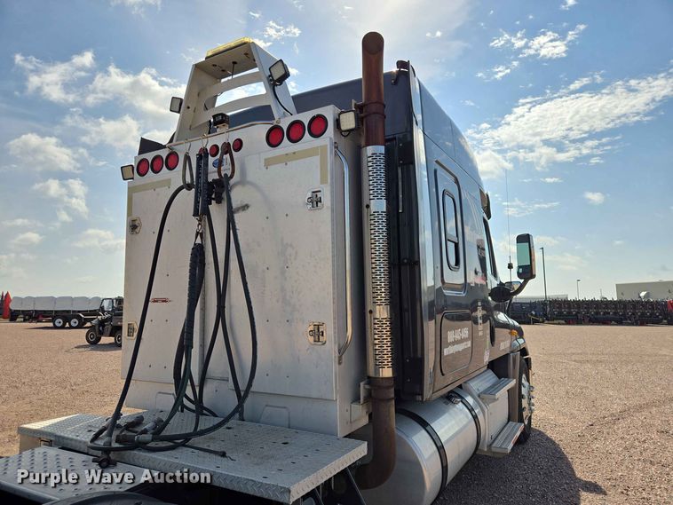 image for item DQ0004 2014 Freightliner Cascadia semi truck