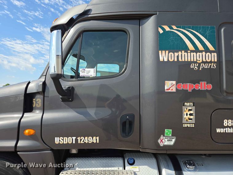 image for item DQ0004 2014 Freightliner Cascadia semi truck