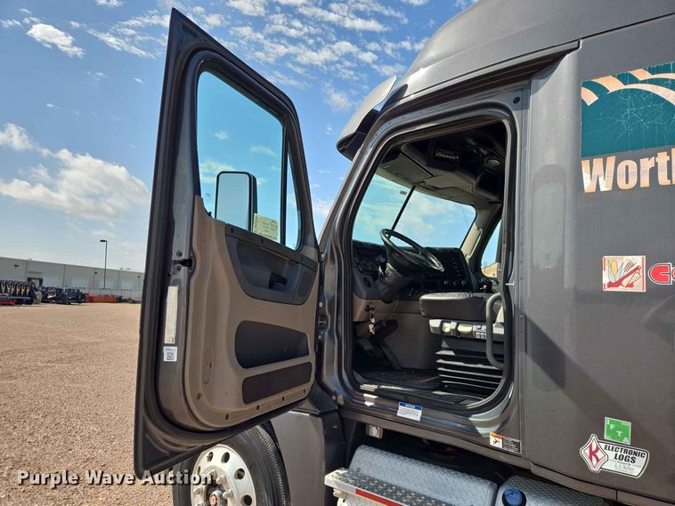 image for item DQ0004 2014 Freightliner Cascadia semi truck