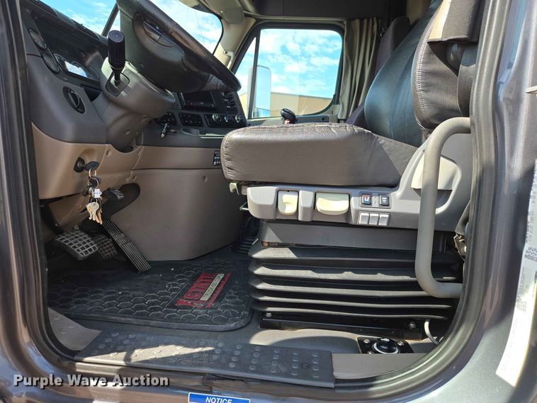 image for item DQ0004 2014 Freightliner Cascadia semi truck
