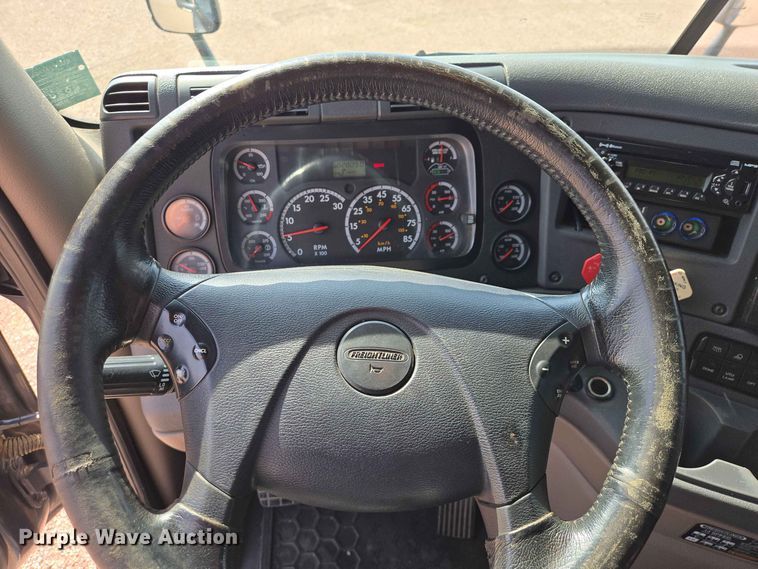 image for item DQ0004 2014 Freightliner Cascadia semi truck