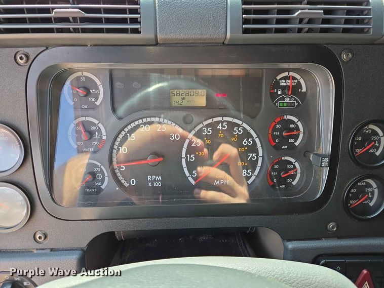 image for item DQ0004 2014 Freightliner Cascadia semi truck