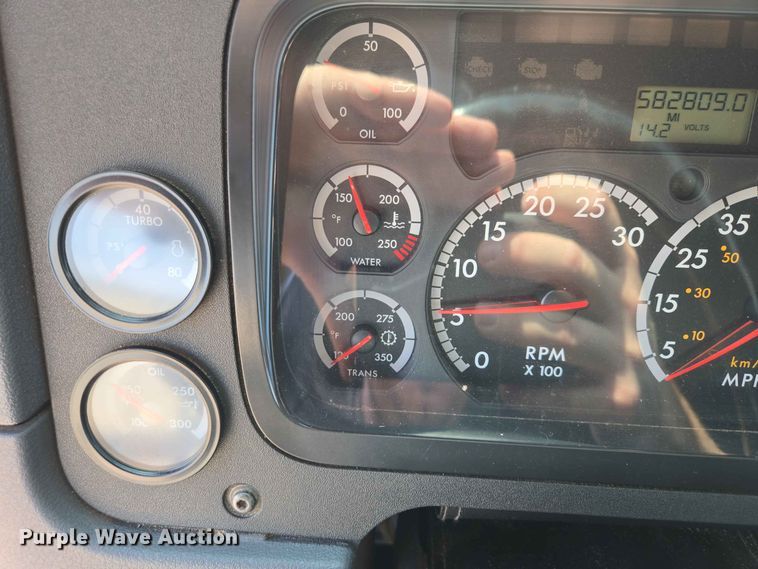 image for item DQ0004 2014 Freightliner Cascadia semi truck