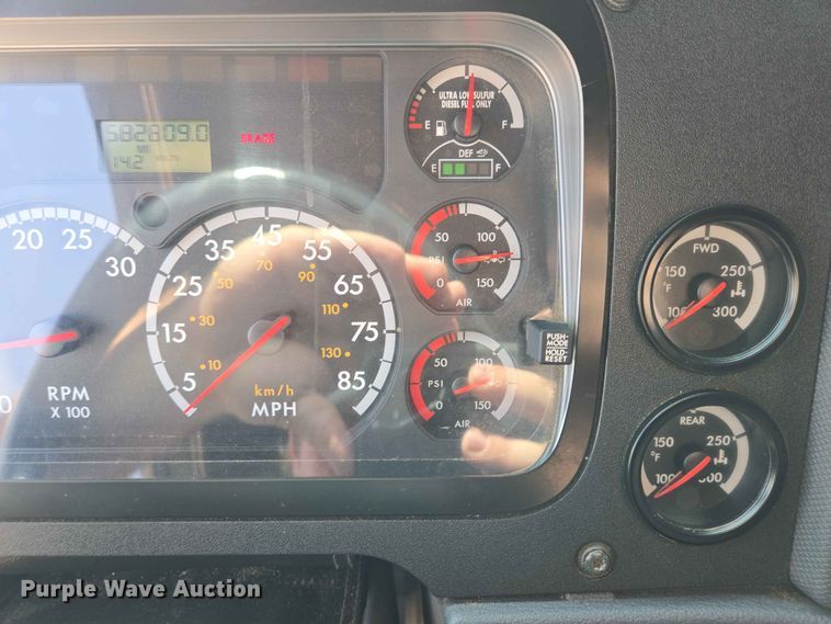 image for item DQ0004 2014 Freightliner Cascadia semi truck
