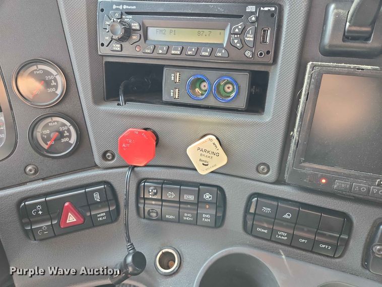 image for item DQ0004 2014 Freightliner Cascadia semi truck
