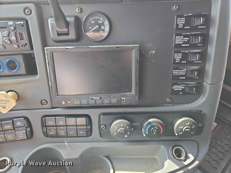 image for item DQ0004 2014 Freightliner Cascadia semi truck