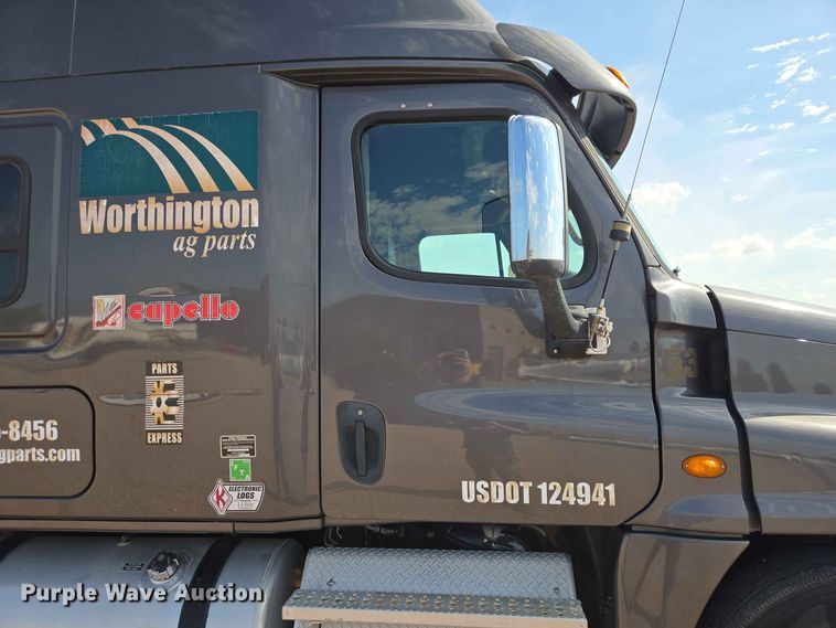 image for item DQ0004 2014 Freightliner Cascadia semi truck