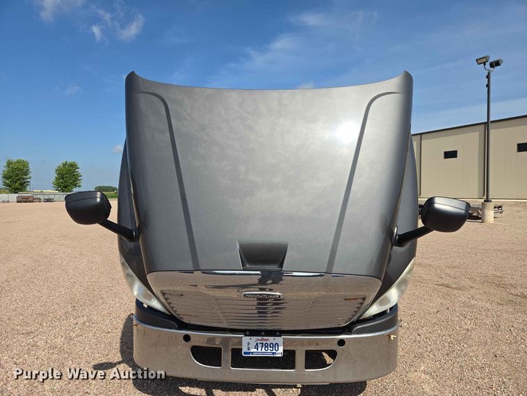 image for item DQ0004 2014 Freightliner Cascadia semi truck