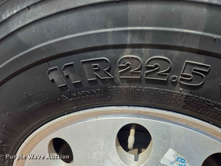 image for item DQ0004 2014 Freightliner Cascadia semi truck