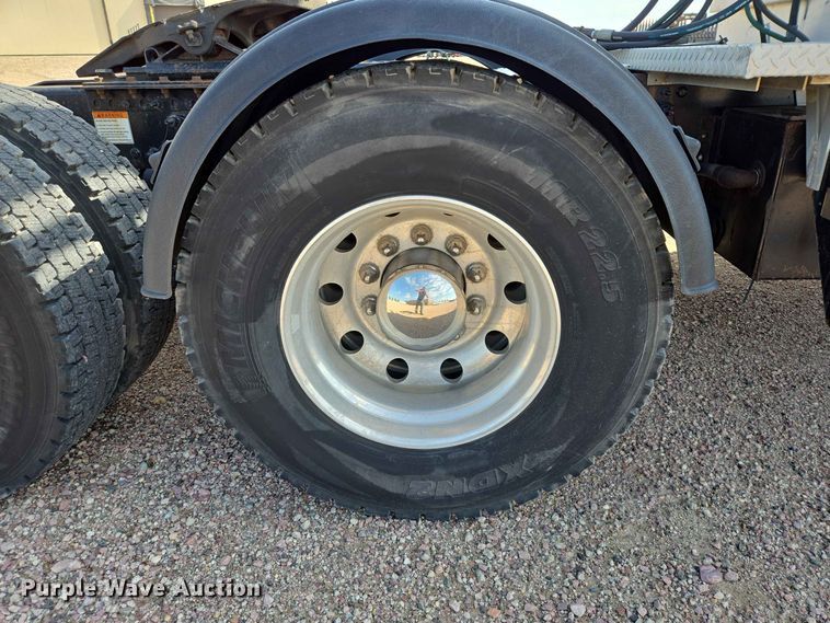 image for item DQ0004 2014 Freightliner Cascadia semi truck