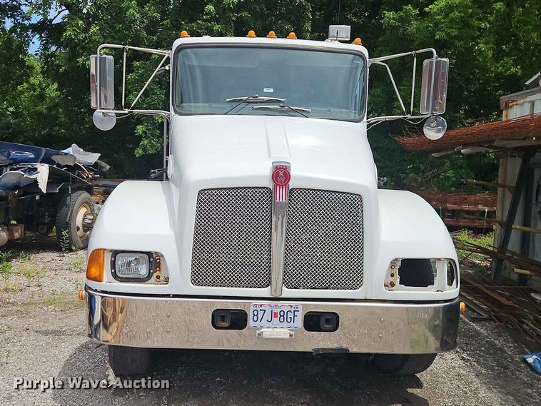 image for item DQ7799 2005 Kenworth truck cab and chassis