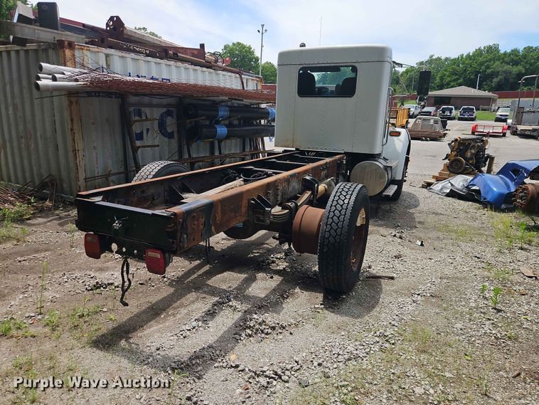 image for item DQ7799 2005 Kenworth truck cab and chassis