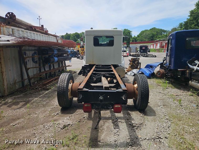 image for item DQ7799 2005 Kenworth truck cab and chassis