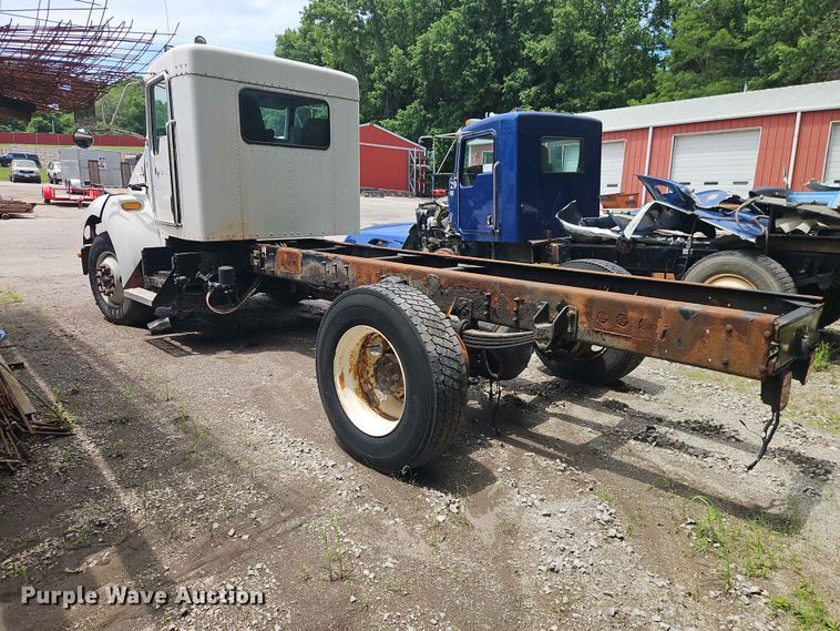 image for item DQ7799 2005 Kenworth truck cab and chassis