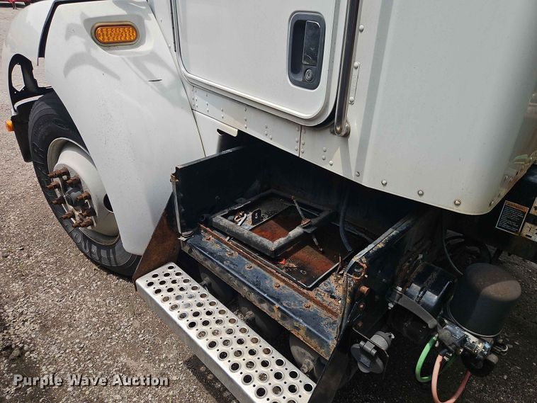 image for item DQ7799 2005 Kenworth truck cab and chassis