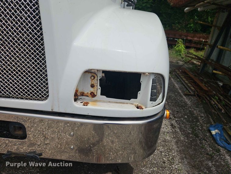 image for item DQ7799 2005 Kenworth truck cab and chassis