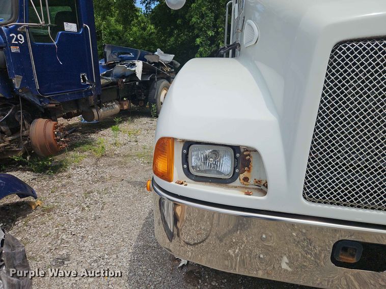 image for item DQ7799 2005 Kenworth truck cab and chassis