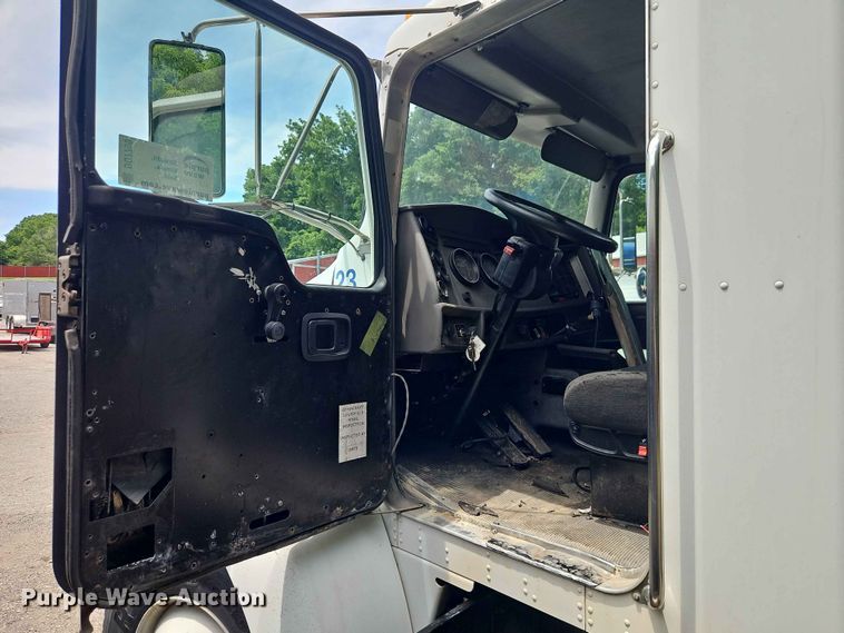 image for item DQ7799 2005 Kenworth truck cab and chassis