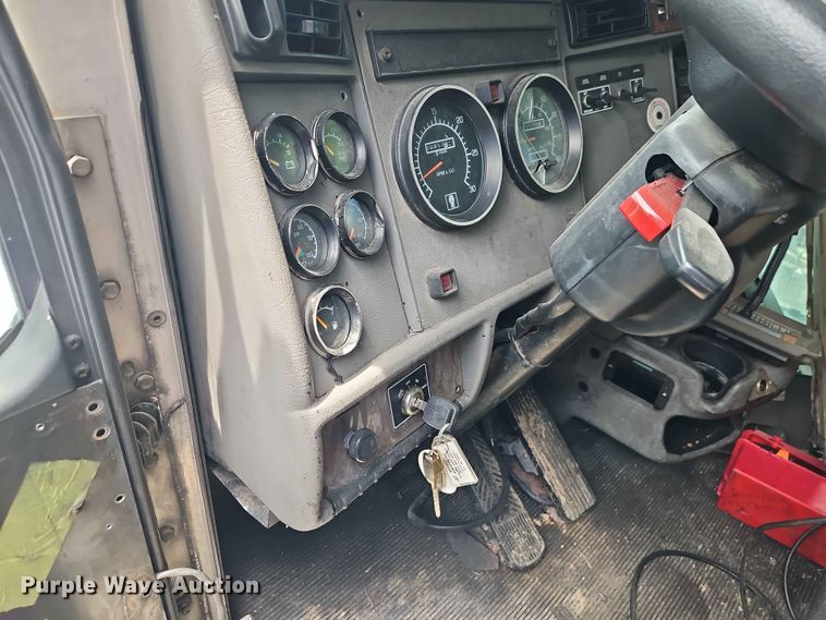 image for item DQ7799 2005 Kenworth truck cab and chassis