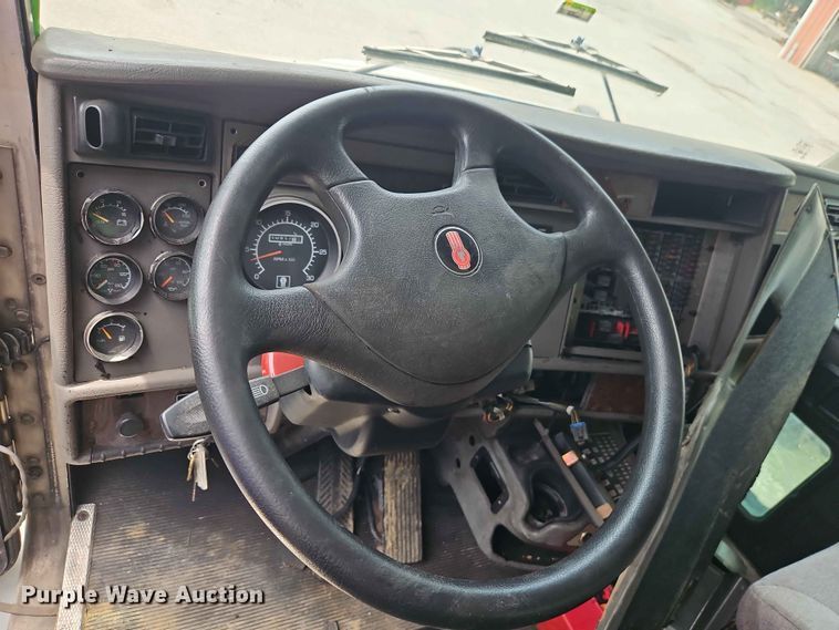 image for item DQ7799 2005 Kenworth truck cab and chassis