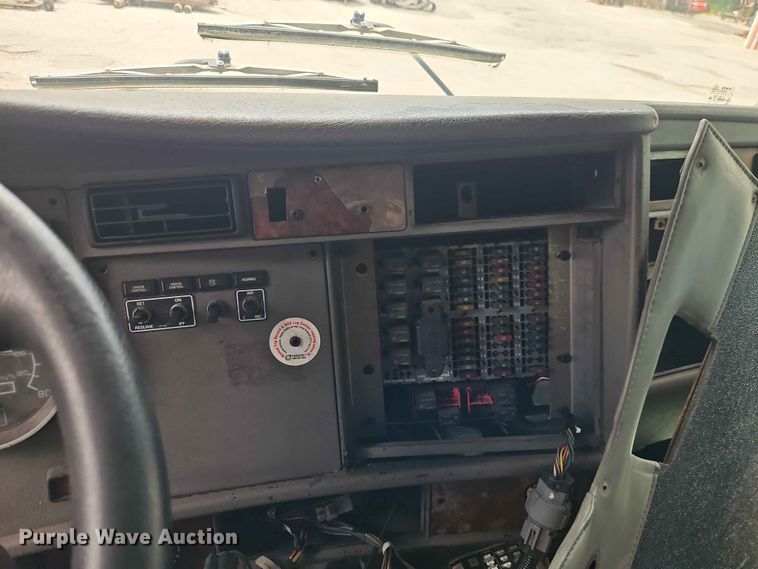 image for item DQ7799 2005 Kenworth truck cab and chassis