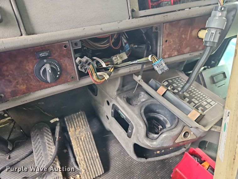 image for item DQ7799 2005 Kenworth truck cab and chassis