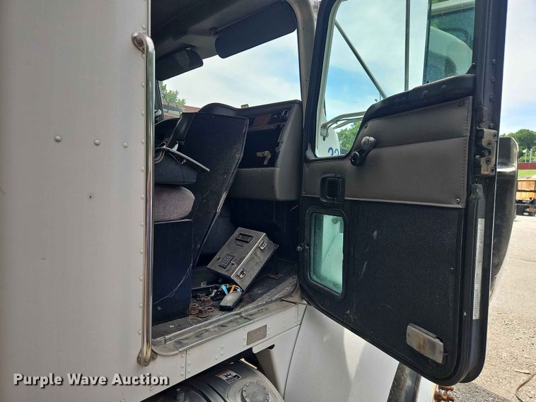 image for item DQ7799 2005 Kenworth truck cab and chassis