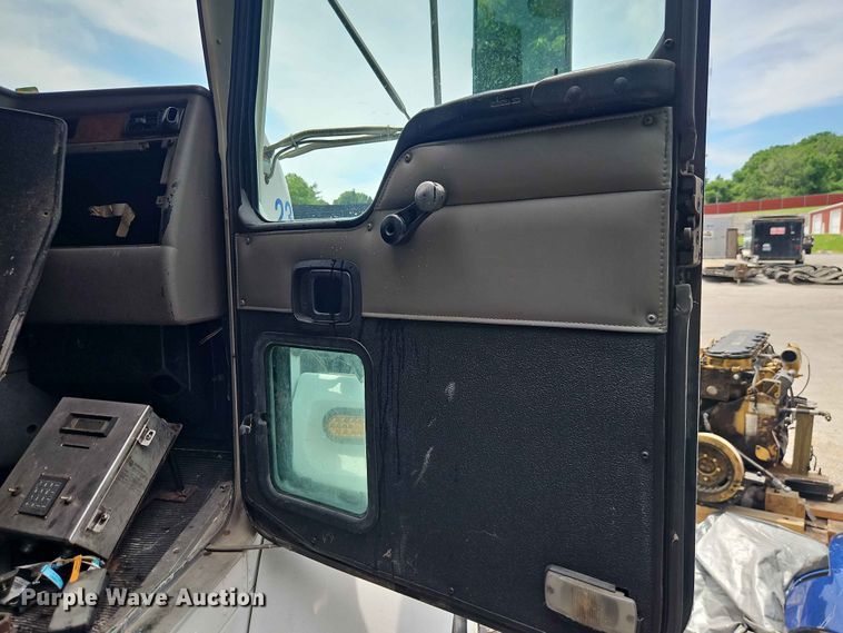 image for item DQ7799 2005 Kenworth truck cab and chassis