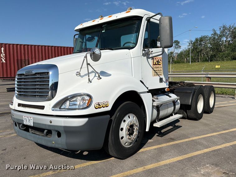 image for item DQ7862 2007 Freightliner Columbia semi truck