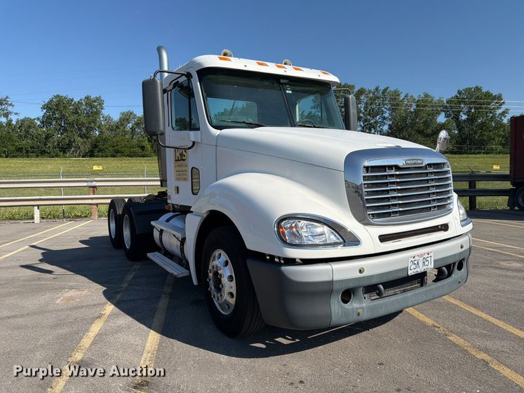 image for item DQ7862 2007 Freightliner Columbia semi truck