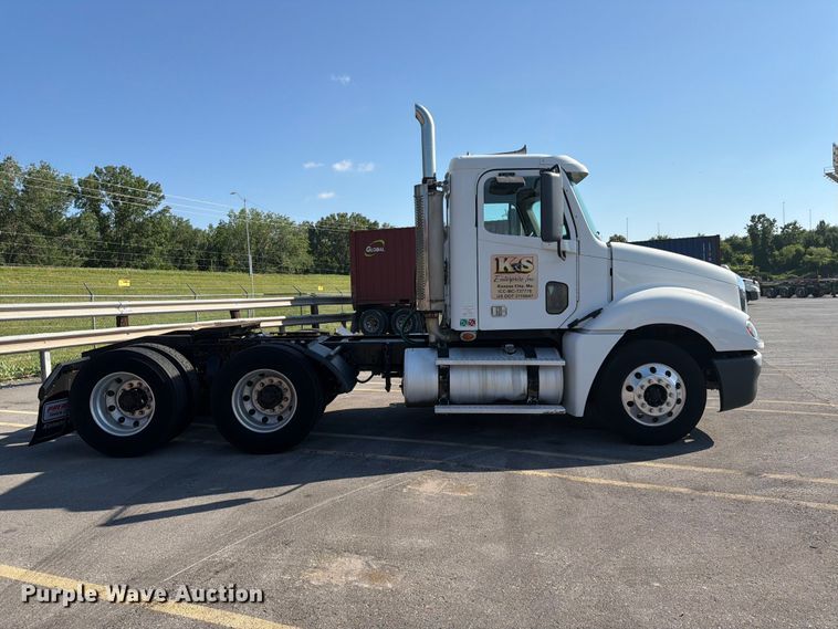image for item DQ7862 2007 Freightliner Columbia semi truck