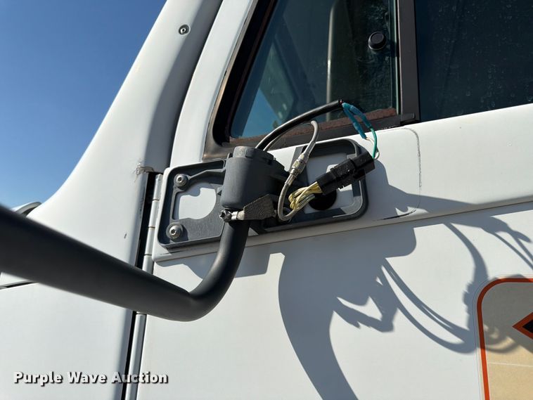 image for item DQ7862 2007 Freightliner Columbia semi truck
