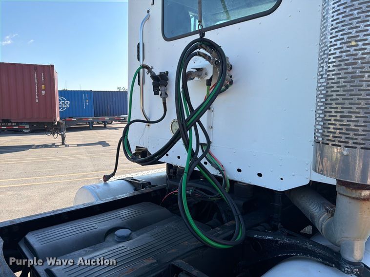 image for item DQ7862 2007 Freightliner Columbia semi truck
