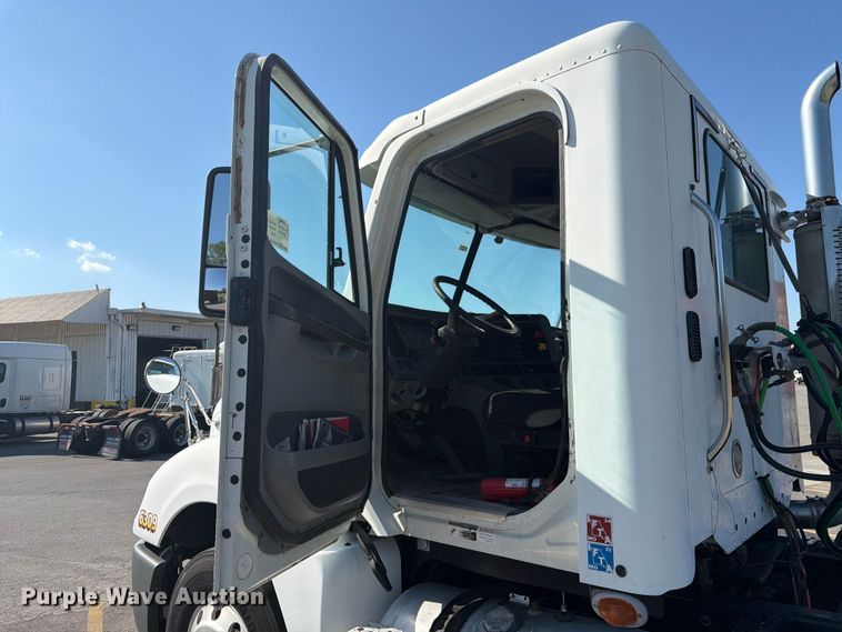 image for item DQ7862 2007 Freightliner Columbia semi truck